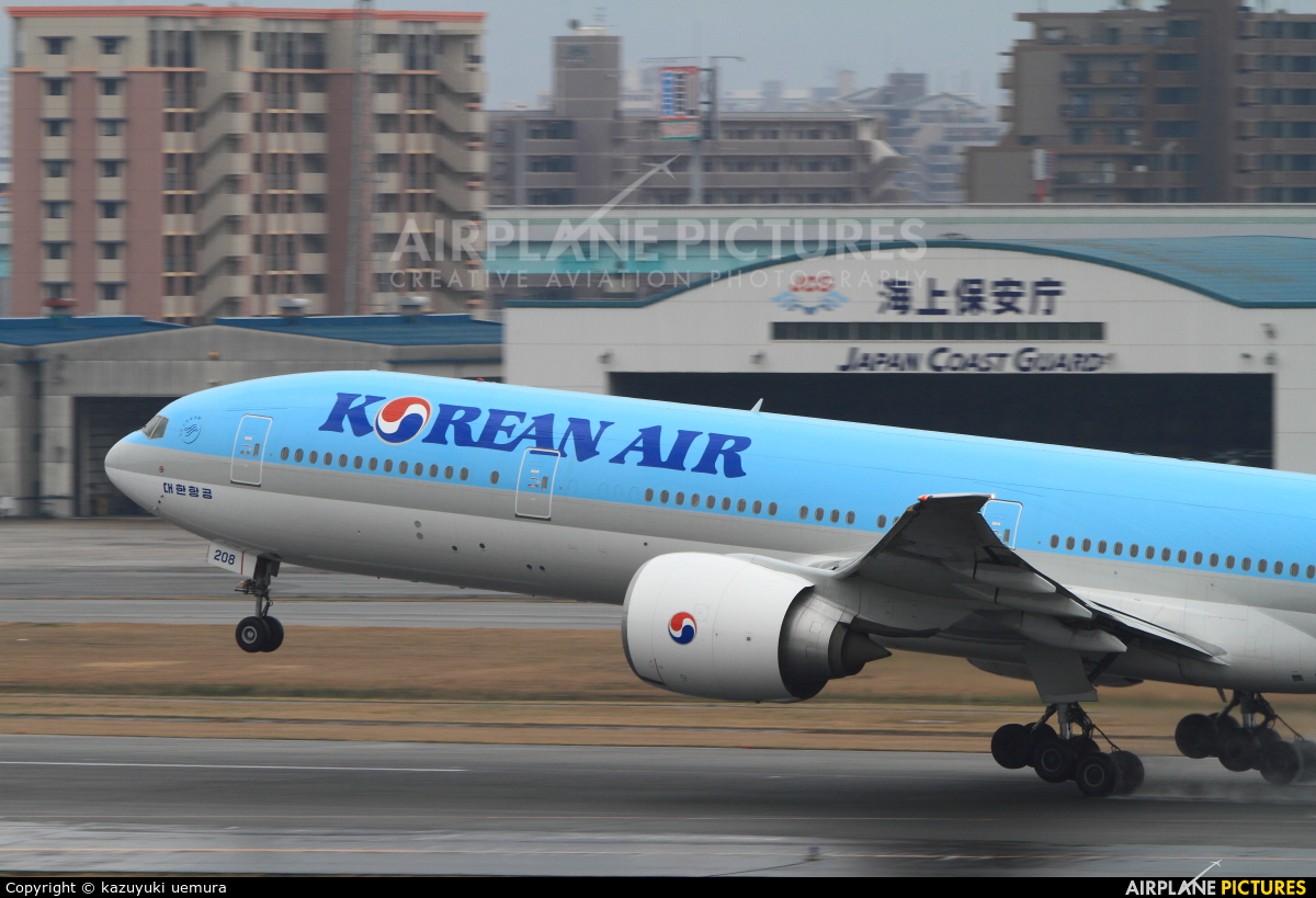 Korean Air HL8208 aircraft at Fukuoka