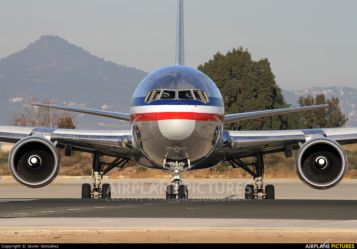 American Airlines N381AN aircraft at Barcelona - El Prat