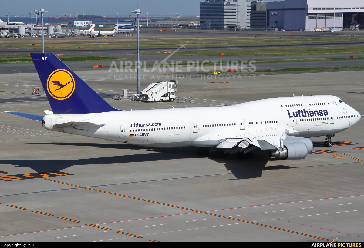 Lufthansa D-ABVY aircraft at Tokyo - Haneda Intl