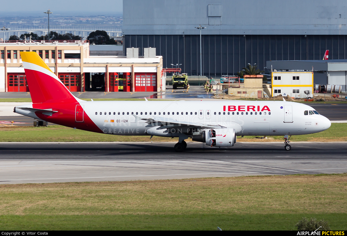 Iberia EC-IZH aircraft at Lisbon