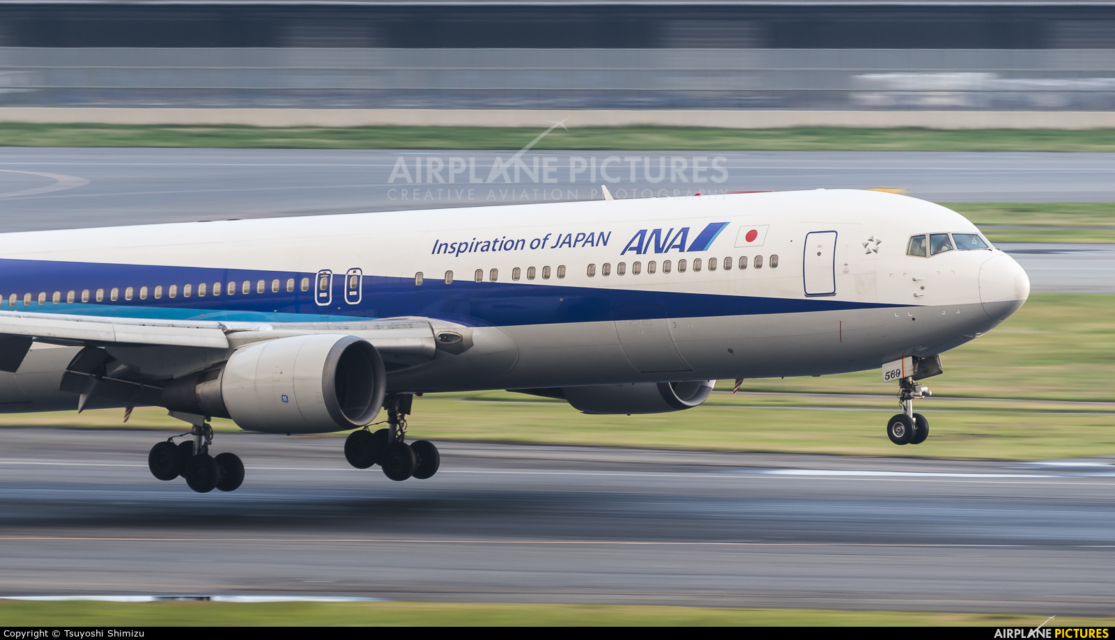 ANA - All Nippon Airways JA8569 aircraft at Tokyo - Haneda Intl