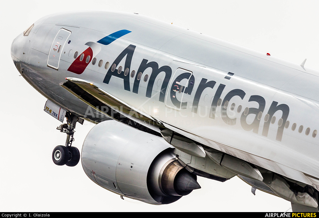 American Airlines N762AN aircraft at Madrid - Barajas