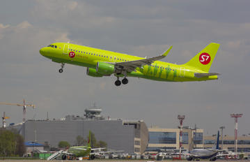 VP-BOM - S7 Airlines Airbus A320