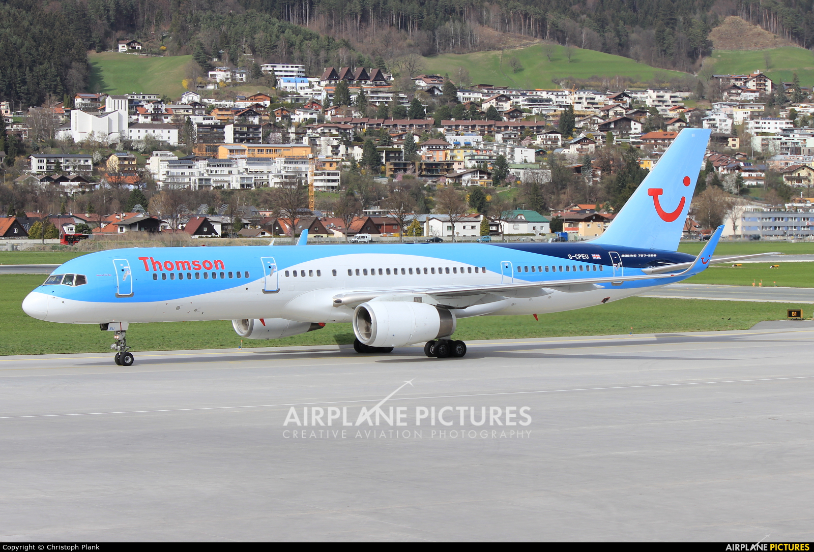Thomson/Thomsonfly G-CPEU aircraft at Innsbruck