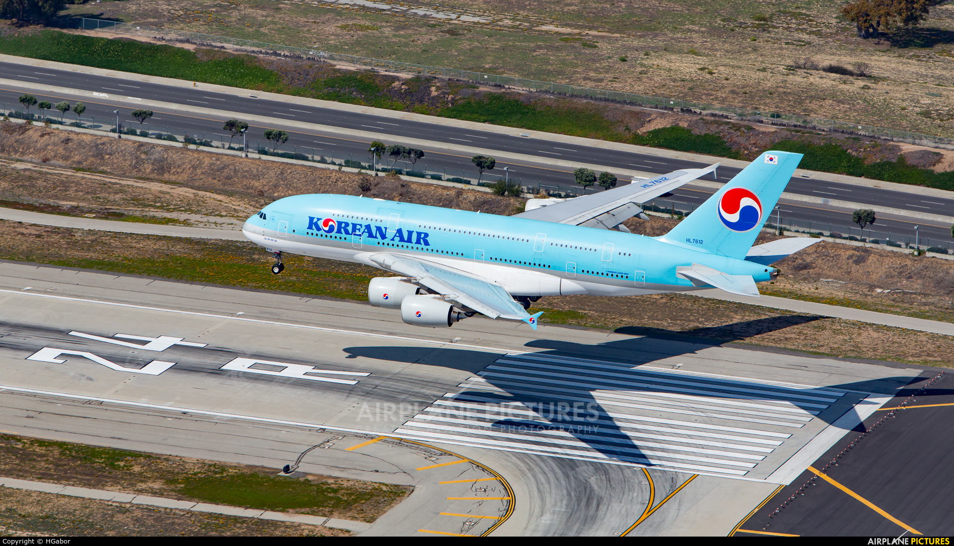 Korean Air HL7612 aircraft at Los Angeles Intl