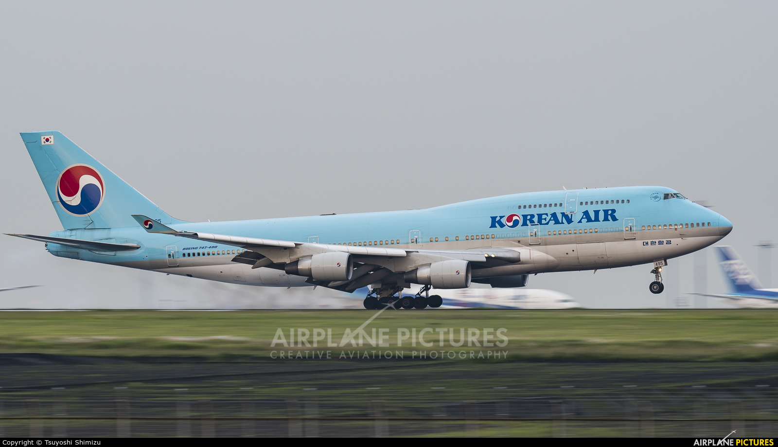 Korean Air HL7495 aircraft at Tokyo - Haneda Intl