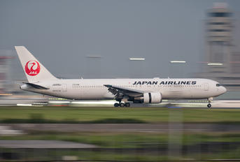 JA655J - JAL - Japan Airlines Boeing 767-300ER