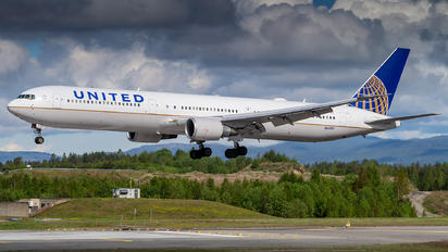 N66051 - United Airlines Boeing 767-400ER