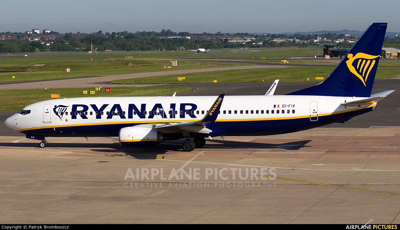 Ryanair EI-FIV aircraft at Birmingham