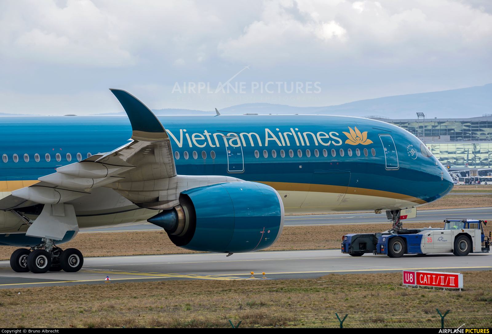 Vietnam Airlines VN-A886 aircraft at Frankfurt