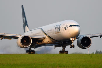 AP-BHW - PIA - Pakistan International Airlines Boeing 777-300ER