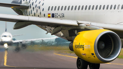 EC-LSA - Vueling Airlines Airbus A320