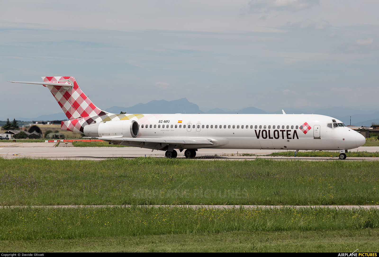 Volotea Airlines EC-MFJ aircraft at Verona - Villafranca