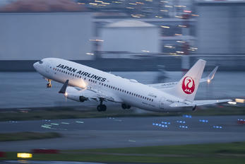 JA328J - JAL - Japan Airlines Boeing 737-800