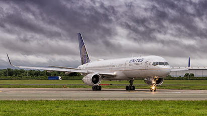N13110 - United Airlines Boeing 757-200