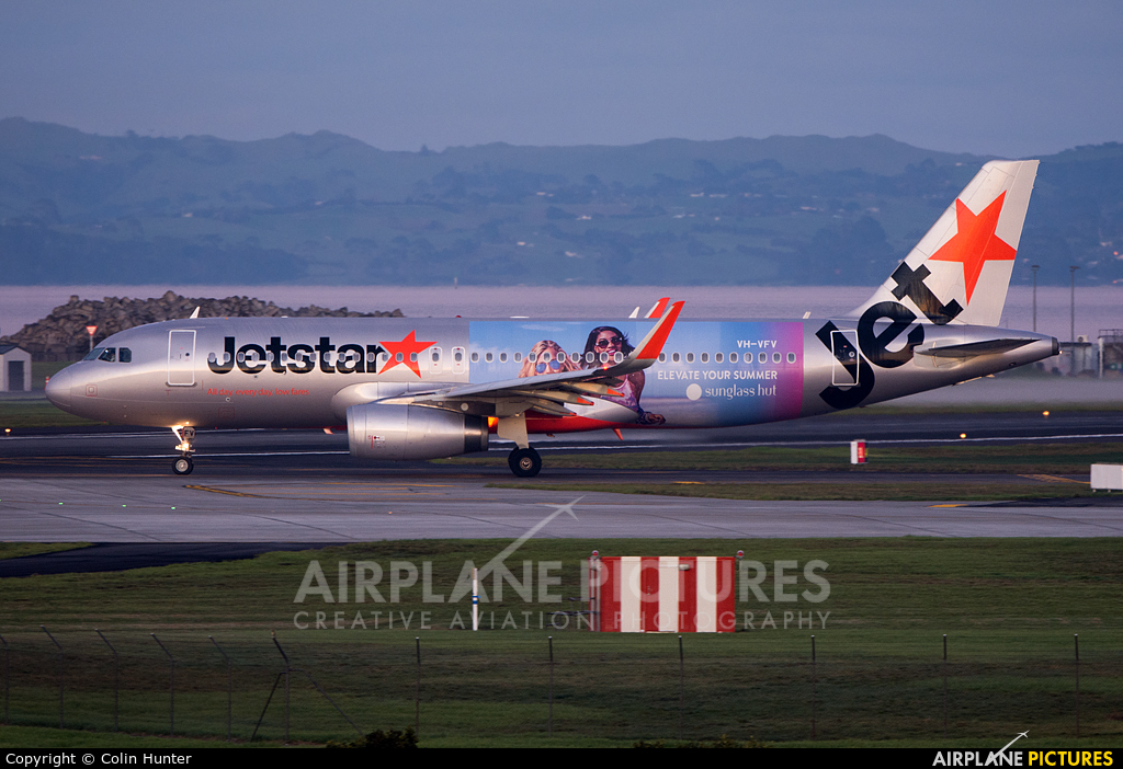 Jetstar Airways VH-VFV aircraft at Auckland Intl