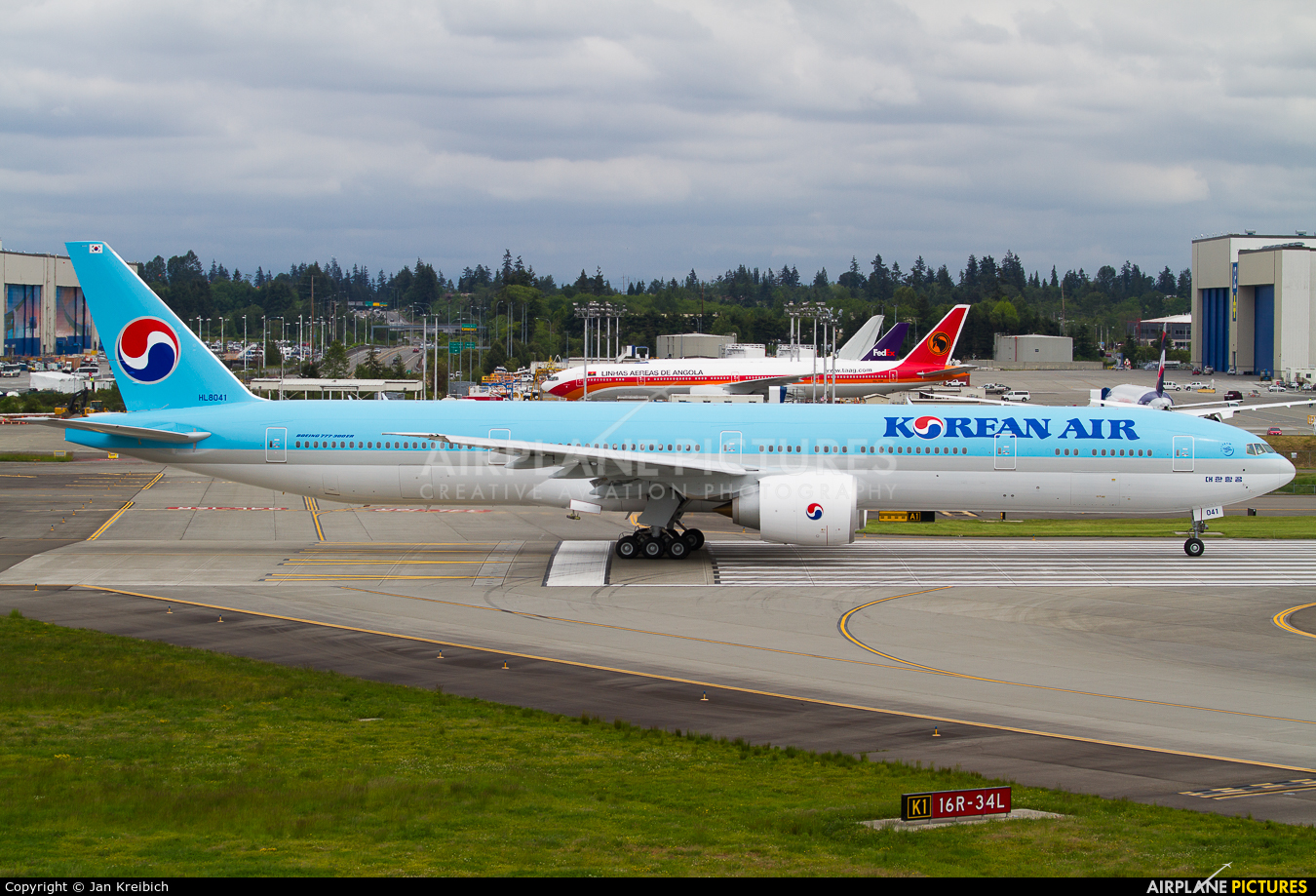 Korean Air HL8041 aircraft at Everett - Snohomish County / Paine Field
