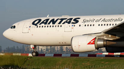 VH-EBB - QANTAS Airbus A330-200