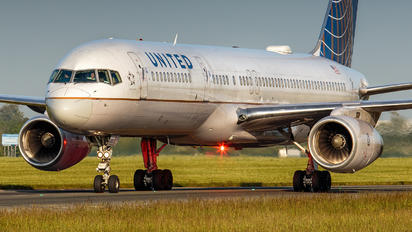 N17122 - United Airlines Boeing 757-200