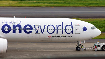 JA752J - JAL - Japan Airlines Boeing 777-300