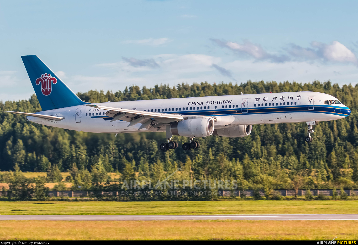 B2812 China Southern Airlines Boeing 757200 at St