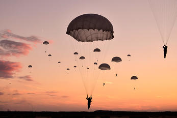 - - Poland - Army Parachute Military