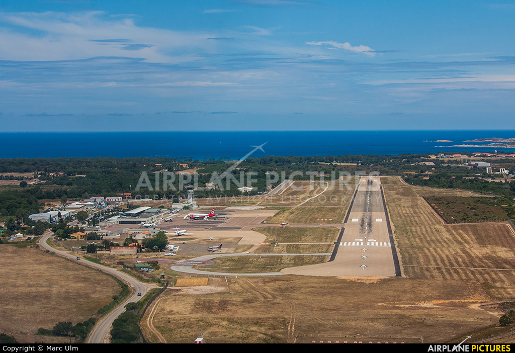 - Airport Overview - aircraft at Calvi - Sainte-Catherine