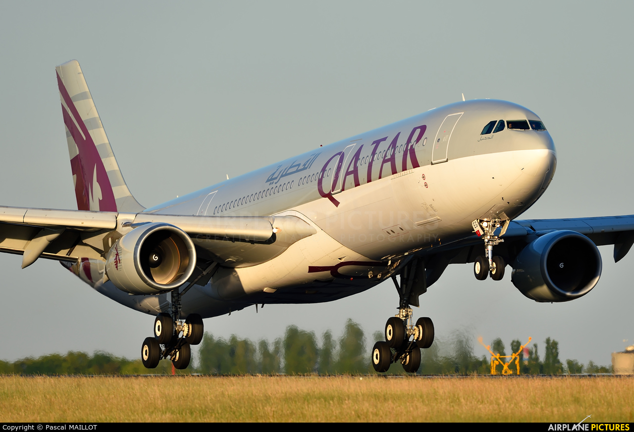 Qatar Airways A7-AEG aircraft at Paris - Charles de Gaulle