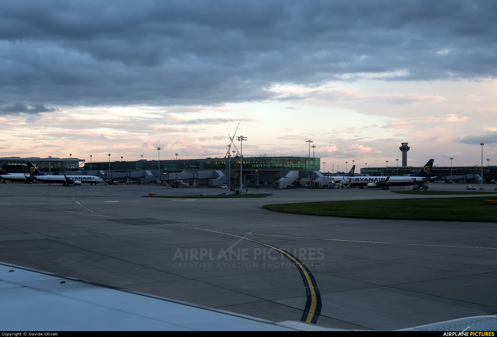 - Airport Overview - aircraft at London - Stansted