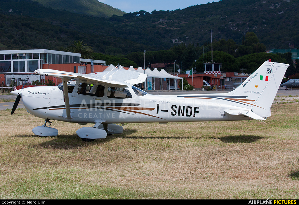 Private I-SNDF aircraft at Marina di Campo