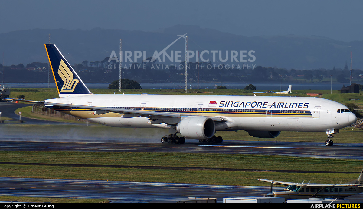 Singapore Airlines 9V-SWL aircraft at Auckland Intl