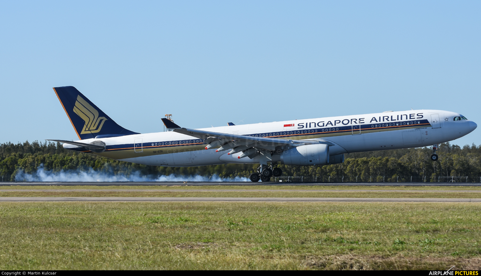 Singapore Airlines 9V-STR aircraft at Brisbane, QLD