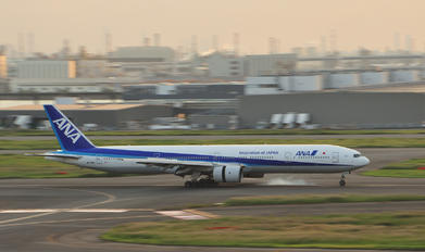JA752A - ANA - All Nippon Airways Boeing 777-300