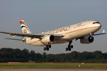 A6-AFF - Etihad Airways Airbus A330-300