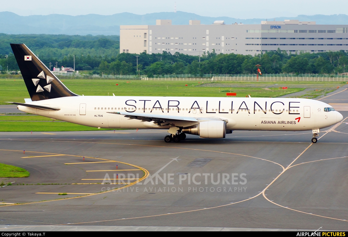 Asiana Airlines HL7516 aircraft at New Chitose