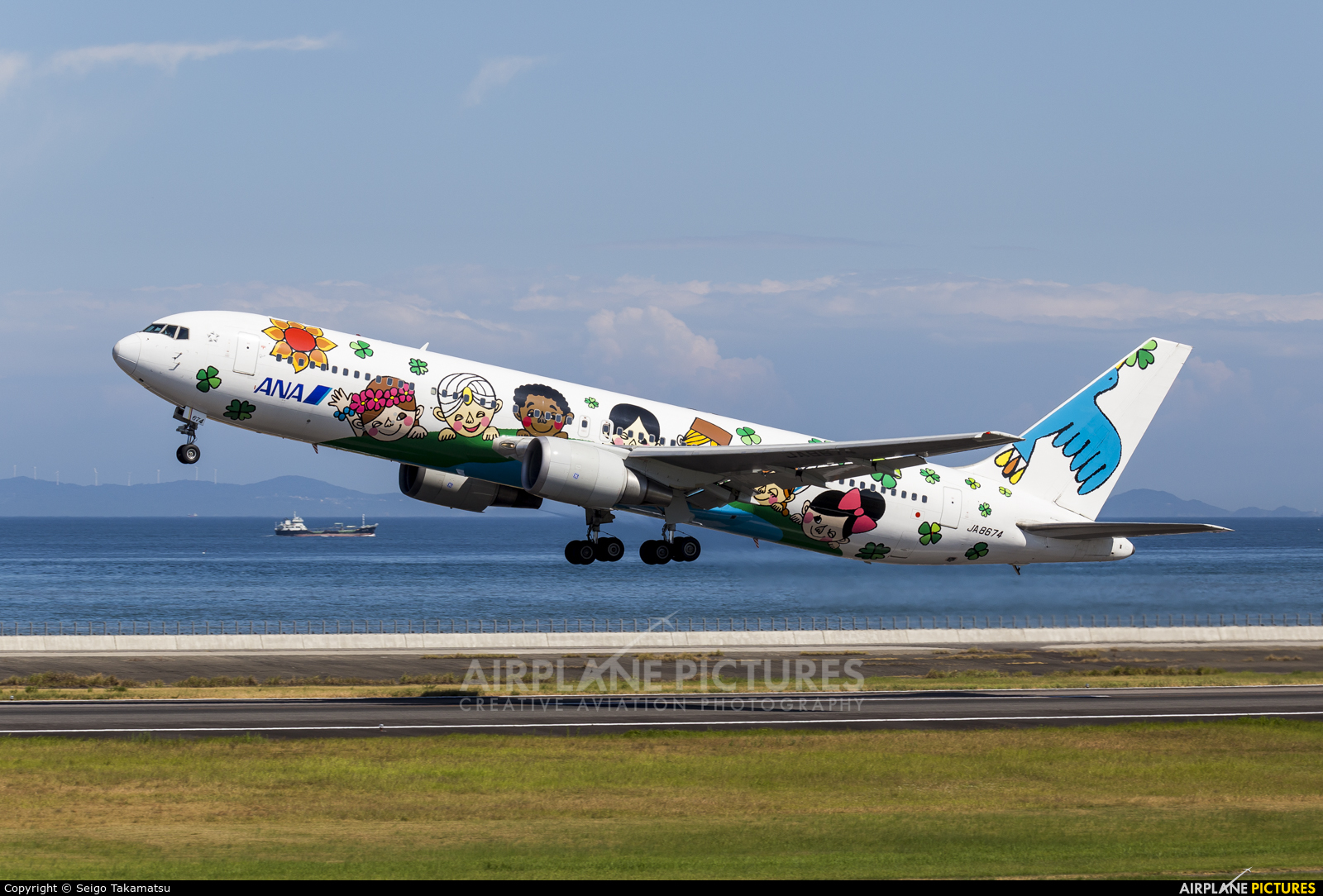 ANA - All Nippon Airways JA8674 aircraft at Oita