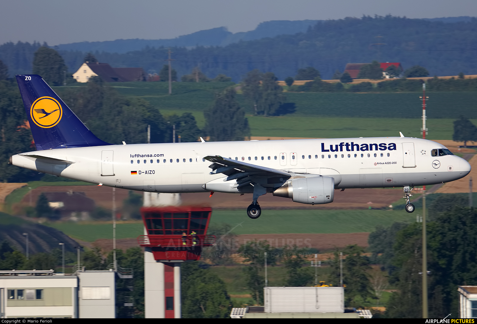 Lufthansa D-AIZO aircraft at Zurich