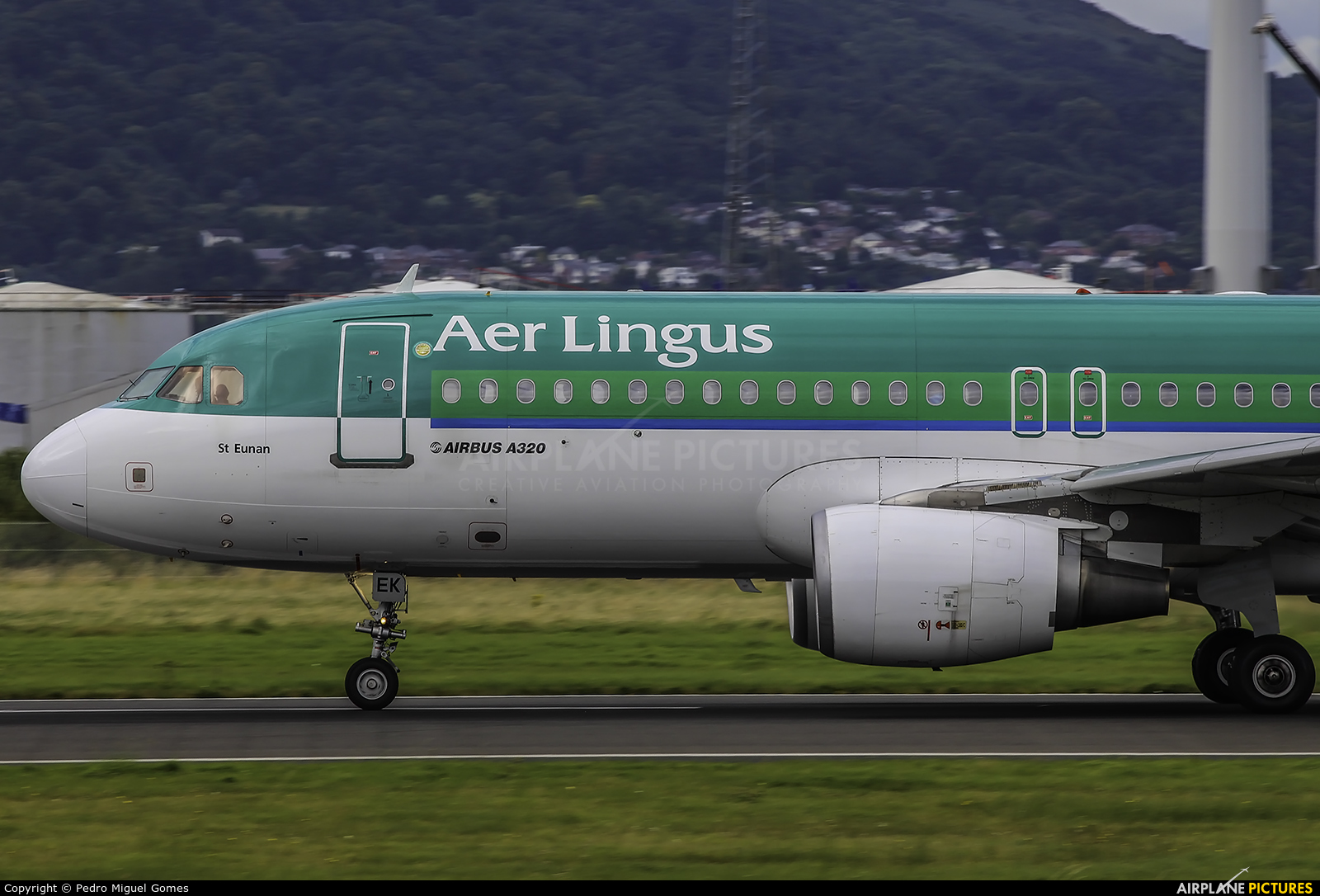 Aer Lingus EI-DEK aircraft at Belfast City - George Best