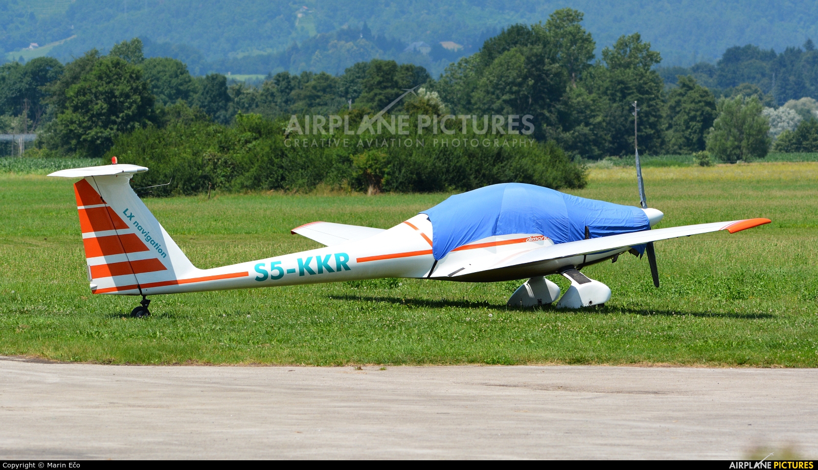 Private S5-KKR aircraft at Levec