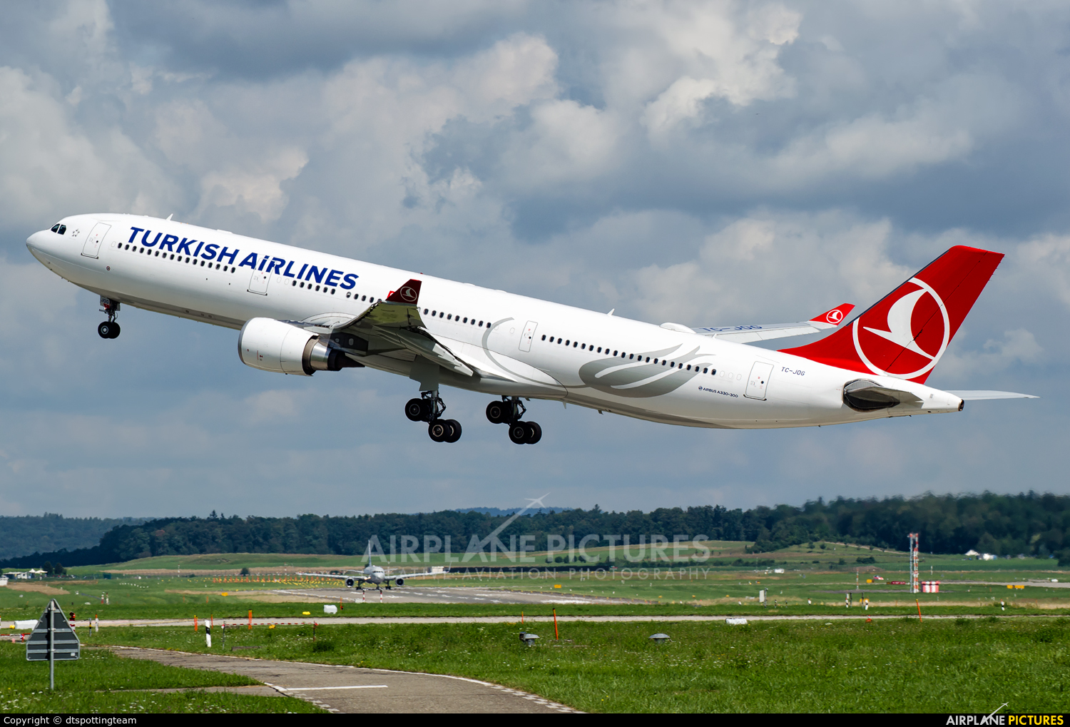 Turkish Airlines TC-JOG aircraft at Zurich