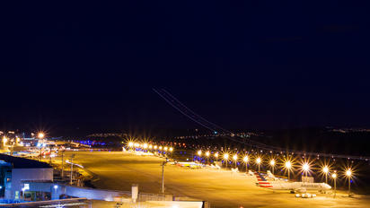 N319AA - American Airlines - Airport Overview - Apron