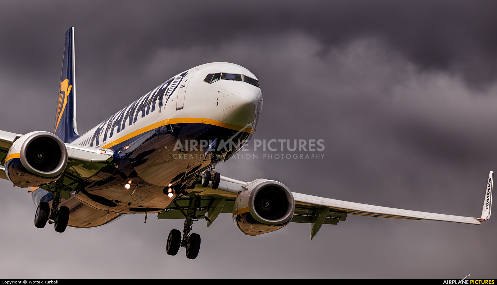 Ryanair EI-FIH aircraft at Dublin