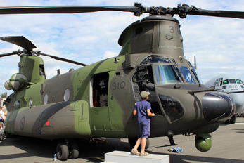 147310 - Canada - Air Force Boeing CH-147F Chinook