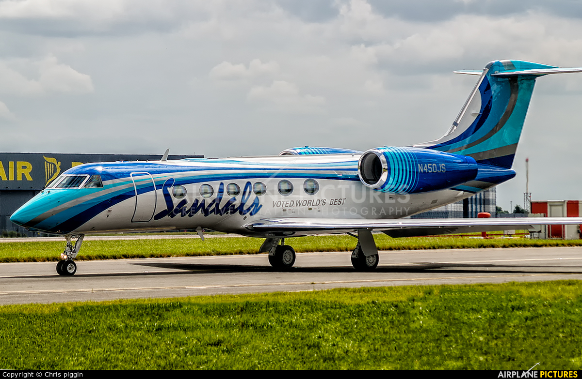 Private N450JS aircraft at London - Stansted