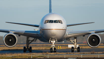 N654UA - United Airlines Boeing 767-300