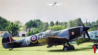 TB995 - Royal Air Force Supermarine Spitfire LF.XVIe