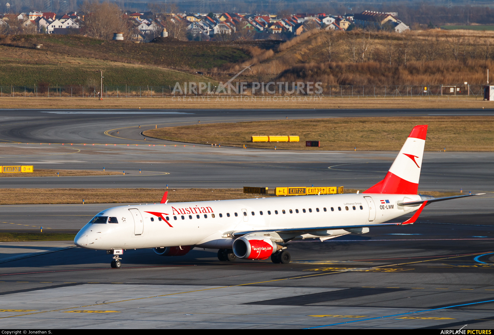 Austrian Airlines/Arrows/Tyrolean OE-LWM aircraft at Vienna - Schwechat