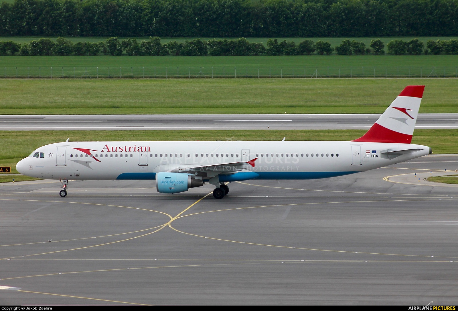 Austrian Airlines/Arrows/Tyrolean OE-LBA aircraft at Vienna - Schwechat