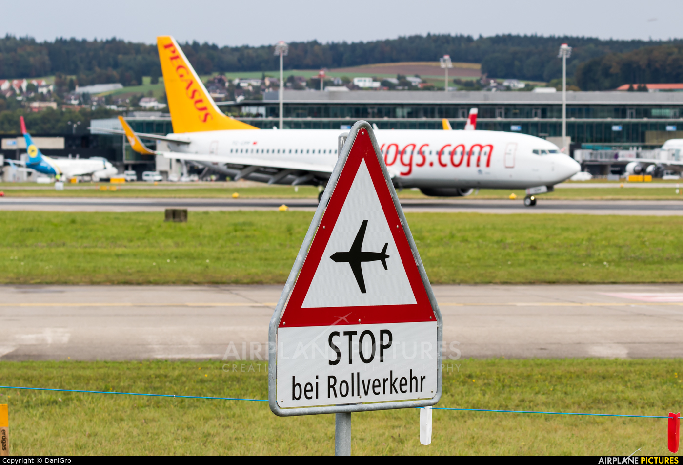 - Airport Overview - aircraft at Zurich