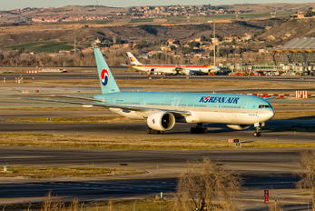 HL-8218 - Korean Air Boeing 777-300ER